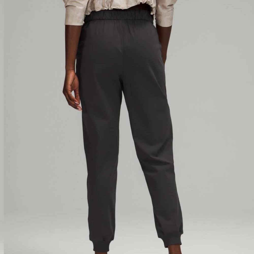 Lululemon Stretch Luxtreme High-Rise Jogger
Graphite Grey